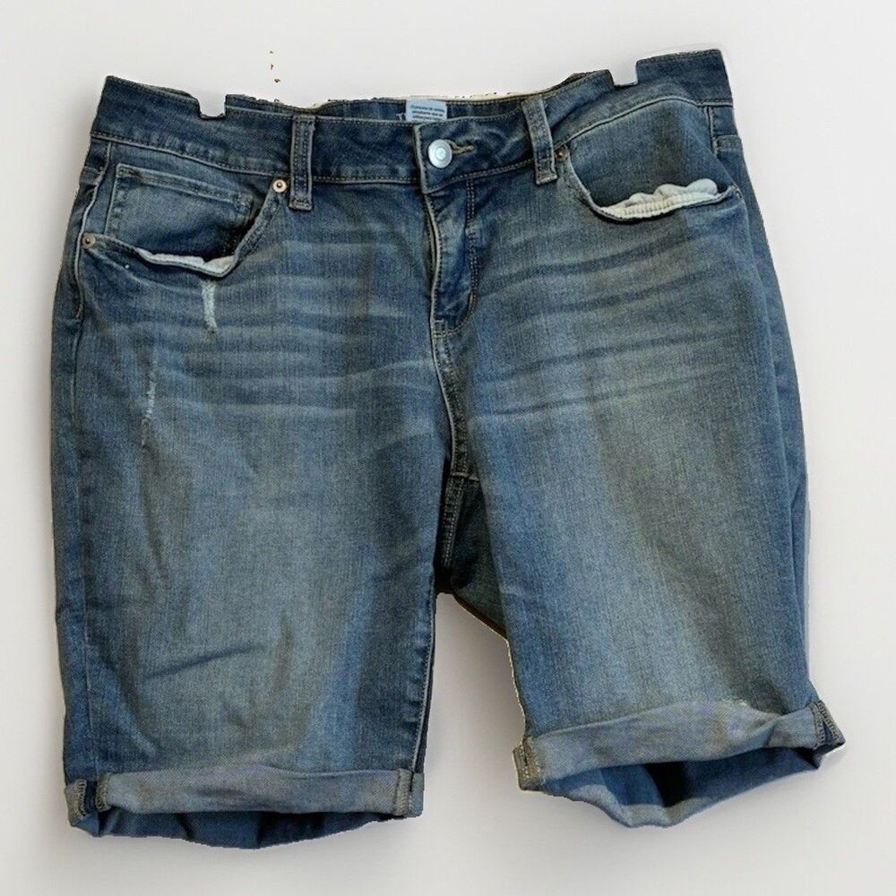 Time and Tru Mid-Rise Bermuda Blue Light Wash Cuffed Stretch Shorts Size 6